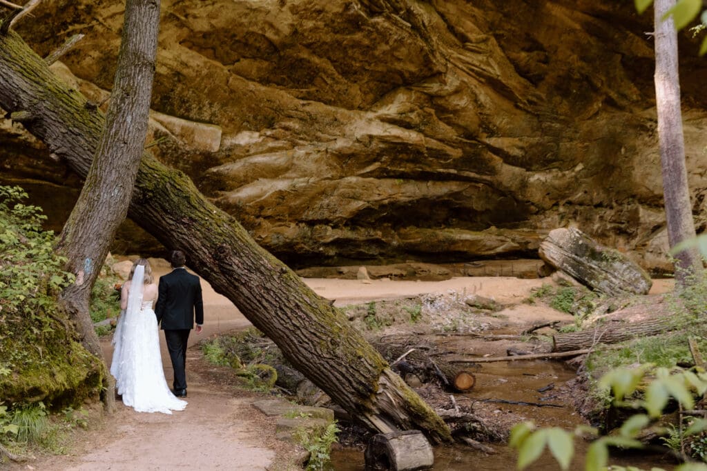 Couple walking into Ash Cave area.