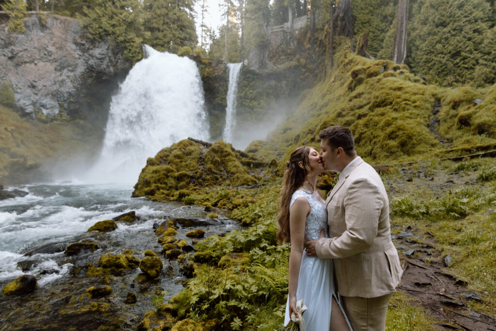 Couple kissing at a waterfall in Central Oregon.