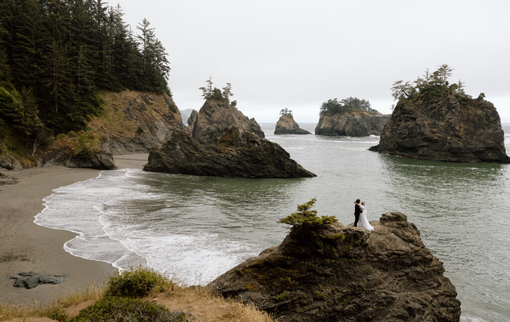 Couple eloping at Secret Beach in Southern Oregon